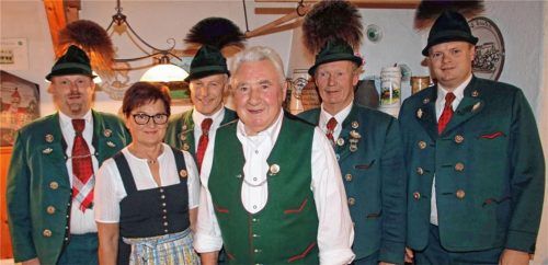 Für ihre Vereinstreue ehrte die Vorstandschaft mit Christoph Kaufmann (rechts), Florian Wörndl (links) und Martin Pfaffinger (Zweiter von rechts) die Mitglieder Maria und Fritz Lampersberger sowie Josef Stuffer für deren Vereinstreue. Foto leidel