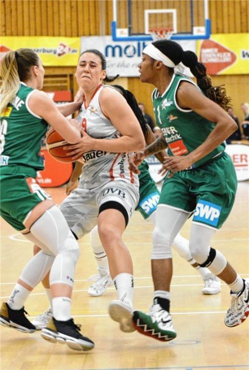 Für Tina Jakovina gab es in dieser Szene kein Durchkommen. Foto Hörndl