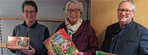Gabriele Endter (Mitte) und Nik Kannengießer (rechts) haben jetzt seitens des Kolbermoorer Nachbarschaftshilfe-Projektes „Helfende Hand“ Lebensmittel für 300 Euro an die Tafel gespendet. Darüber freute sich Tafel-Chefin Dagmar Badura.Foto Weinzierl