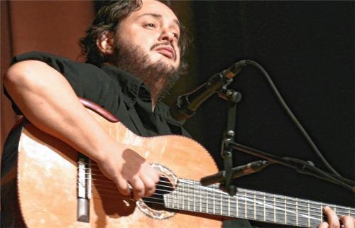 Ganz hingegeben an den Klang seiner siebensaitigen Gitarre war Yamandu Costa. Foto Rainer W. Janka