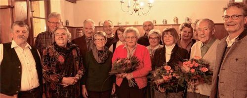 Gartler unter sich (von links): Vorsitzender Kurt Möser, Jürgen Tomaczewski (25 Jahre), Kassierin Gerti Herzog, Max Keil (25 Jahre), Renate Lehner (25 Jahre), Werner Schrottenloher (25 Jahre), Heidi Mahr (Vize-Vorsitzende), Grete Huber (40 Jahre), Werner Leimer (25 Jahre), Schriftführerin Renate Mauerkirchner, Silke Rath-Reißmann (1000. Mitglied), Alice Schlarb (25 Jahre), Heinrich Schlarb (25 Jahre), Herbert König (40 Jahre), Michael Luckas, Vorsitzender des Bezirksverbandes. Foto re