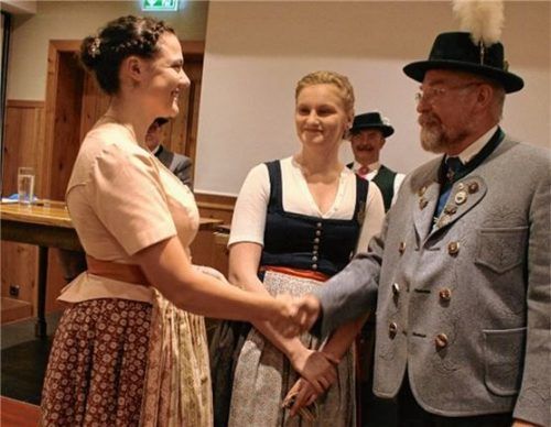 Gauvorsitzender Georg Schinnagl gratulierte den Gaujugendleiterinnen Maria Voglsinger (links) und Barbara Sigl. Foto re