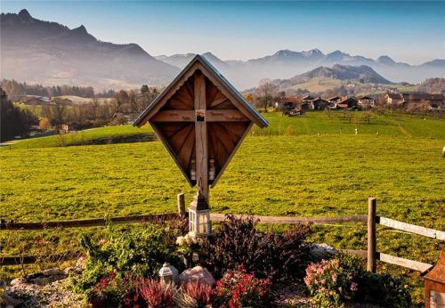 Gedenkstätte für die getöteten Mädchen: das Kreuz in Kohlgrub. Foto nitzsche