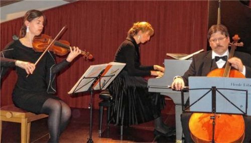 Gefühlvolle Instrumentenbeherrschung: Katharina Cording (Violine), Klara-Maria-Cording (Piano) und Peer-Christoph Pulc (Violoncello, von links).Foto  Jaensch
