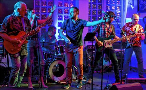 Gemeinsam sind sie „Uncle Beat“: (von links) Sepp Loscar, Marina Lampl, Theo Kuffler, Florian Schilling, Michael Höcherl und Anselm Mayerhofer. Foto Michaela Dunkelbunt