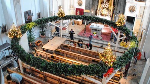 Geschafft. Die freiwilligen Helfer haben ganze Arbeit geleistet und den Adventskranz fertiggestellt. Fotos  Wagner
