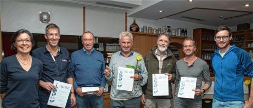 Geschenke und Urkunden gab es für langjährige Mitglieder: (von links) Doris Bernhofer, Erich Zenz junior sowie senior, Martin Obermaier, Christian Engert, Hubert Maurer und Lorenz Genghammer.Foto berger