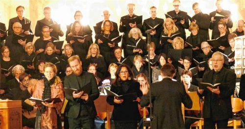Gleich sechs Solisten waren bei den „Exequien“ von Heinrich Schütz vor dem Chorkreis St. Quirinus postiert.Foto Janka