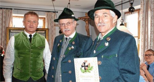Glückwünsche für seine 40-jährige Vereinstreue erhielt Franz Wilk (von rechts) von Vorsitzendem Josef Stecher und dessen Stellvertreter Michael Weissenbacher.Foto  vom Dorp