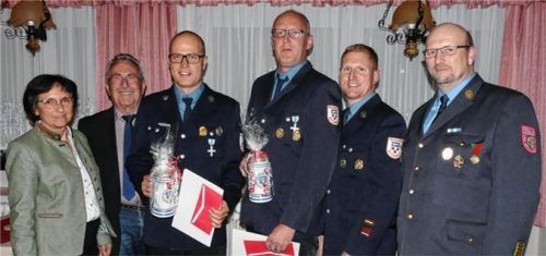 Glückwünsche und  Ehrennadeln (von links): Bürgermeisterin Maria Maier (von links), Landrat Georg Huber, Robert Lemaire, Tobias Heindl, die seit 25 Jahren bei der Feuerwehr aktiv sind, Kommandant Thomas Beham und Kreisbrandrat Harald Lechertshuber.
