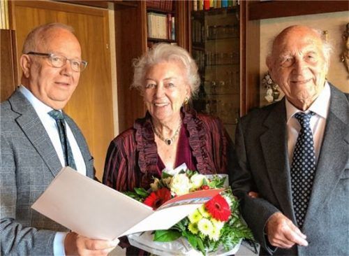 Glückwünsche von der Stadt: Rosenheims Zweiter Bürgermeister Anton Heindl (links) gratuliert dem Ehepaar.