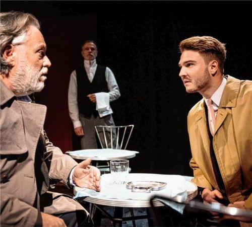 Grandiose Darstellungskunst: Uwe Bertram (links) als Klapproth, der was Durchgeknalltes erleben will, und Carsten Klemm (Mitte) als Pensionsdirektor Schöller – nicht ganz so abgedreht. Manuel Kandler als Klapproths Neffe Alfred (rechts) wandelt hingegen auf Liebespfaden. Foto  Flamm