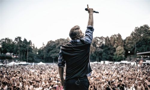 Große Bühnen sind eigentlich seine Welt: Im überdachten Haberkasten-Innenhof beim 22. Mühldorfer Sommerfestival wird Sasha vor maximal 1000 Besuchern auftreten. Foto Olaf heine