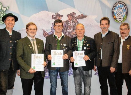 Große Freude bei den Geehrten und den drei Schützenmeistern: Herbert Tolks, Otto Mittermair, Kurt Huber, Hubert Müller, Helmut Schwarzenböck, Erich Eisenberger (von links). Foto Wittmann
