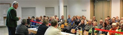 Großkarolinenfelds Bürgermeister Bernd Fessler stellt bei der Bürgerversammlung in der Max-Joseph-Halle die aktuellen Projekte vor.Foto Heinz