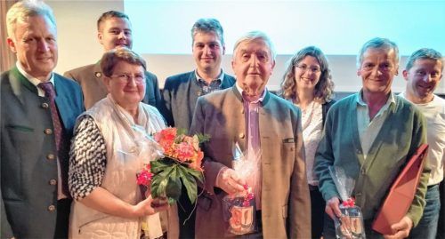 „Grüß Gott“ und „Auf Wiedersehen“: Frische Kräfte kommen in die Gemeindeverwaltung und bewährte Stützen der Gemeinde in Ehrenämtern geben die Verantwortung nach vielen Jahren weiter. „Orgelwein“, Blumen und Gemeindewappen sind dafür ein kleiner Dank von Vogtareuth. Unser Bild zeigt (von links) hinten: Matthias Englbrechtinger, Josef Furtner, Sandra Bauer, Josef Zehetmaier; vorne: Bürgermeister Rudolf Leitmannstetter, Paula Brandstätter, Emmeran Bock und Emmeran Fischer. Foto Sperber