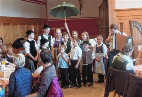 „Gschwistergsang“ begeisterte mit Liedern wie „Bauernmadl“ und „Er nimmt den Schirm“.Fotos re