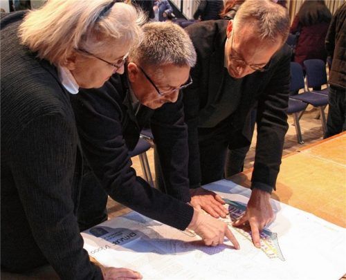 Günter Auer (Mitte) diskutierte auch später noch mit Bürgermeister Pötzsch und Projektleiterin Silvia Aman über seine Bedenken.