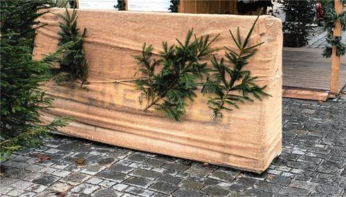 Gut verkleidet: einer der Poller, die den Christkindlmarkt schützen.Foto HEise