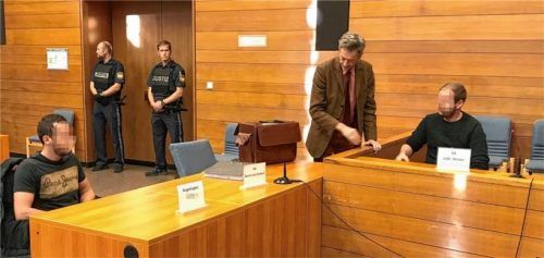 Haben sich die Angeklagten Daniel R. (links) und Sebastian M. (rechts), hier mit R.s Anwalt Harald Baron von Koskull, in ihren Aussagen abgesprochen? Diese Frage steht weiterhin im Raum. Foto Weinzierl