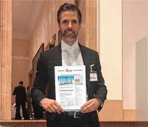 Hans-Peter Schiedermeier mit der Urkunde am Eingang zum Maximilianeum in München, wo die Ehrung der Unternehmer stattfand.Foto bäckerei schiedermeier