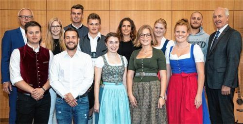 Hauptgeschäftsführer Frank Hüpers (links) und Kammerpräsident Franz Xaver Peteranderl (rechts) gratulierten den Siegern aus dem Landkreis Rosenheim: Johann Maximilian Bernpaintner, Daniel Marcel Goldhahn, Anna Maria Stier, Regina Kolb, Thomas Peter Feldschmidt, Lorenz Schowalter, Leonie Baumgartner, Maximilian Mayer, Teresa Bernegger, Franziska Hugo, Peter Stein, und Franziska Lindner.Foto  Schuhmann