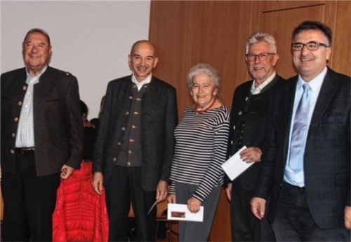 Heinz Bergmeister (links) und Pfarrer Christoph Rudolph (rechts) beim Dank an die ausgeschiedenen Kirchenverwaltungsmitglieder Hubert Paul, Gertraud Leitner und Richard Stadler (von links).Foto re