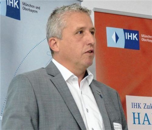 Herbert Prost, Leiter der IHK-Geschäftsstelle in Mühldorf, eröffnete das „Zukunftsforum Handel“.Foto re