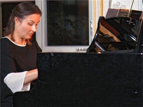 Hoch konzentriert spielte Eva Barbarino im Kloster Zangberg, eine Veranstaltung des Fördervereins Musikfreunde Mühldorf.Foto von Ahn