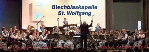 Hohes musikalisches Niveau bot die Blechblaskapelle St. Wolfgang mit Dirigent Rupert Schäfer in ihrem Herbstkonzert. Fotos Weingartner