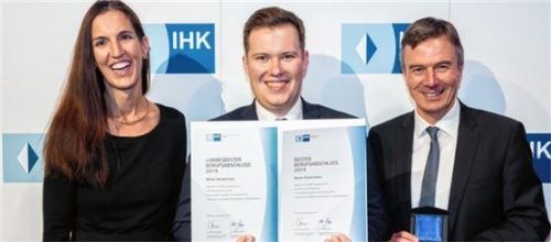 IHK-Vizepräsidentin Kathrin Wickenhäuser-Egger (links) und Dr. Thomas Kürn (rechts), Mitglied der IHK-Hauptgeschäftsführung, beglückwünschen Martin Niedermeier, den besten IHK-Auszubildenden Oberbayerns.Foto IHK