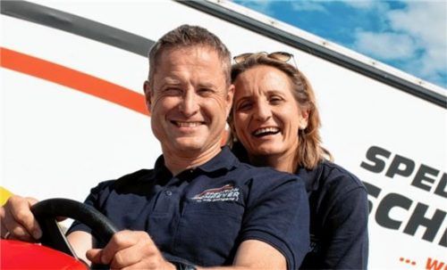 Ihnen ist das Lachen wegen der „verflixten Technik“ vergangen: Clemens und Alexandra Schreyer ärgern sich über die Telekom, weil ihre Spedition sieben Tage telefonisch nicht erreichbar ist. Foto 089webdesign