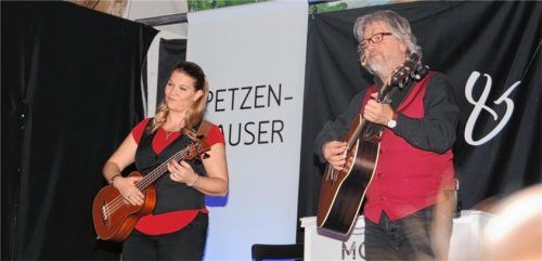 Ihr aktuelles Programm haben Eva Petzenhauser und Stefan Wählt im Prambsstadl vorgestellt. Foto  Wagner