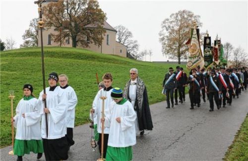 Im feierlichen Kirchenzug marschierten die Teilnehmer von der Wildenwarter Christkönigkirche zum Kriegerdenkmal. Foto Rehberg