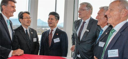 Im Gespräch: Stadtdirektor Michael Keneder, Generalkonsul Tetsuya Kimura, Ichikawas Bürgermeister Hirotami Murakoshi, Rosenheims Sparkassen-Vorstandsvorsitzender Alfons Maierthaler, der Vorsitzende des Fördervereins Städtepartnerschaft Ichikawa-Rosenheim, Udo Satzger, und Moderator Diethard Schinzel (von links) beim Japan-Wirtschaftstag.Foto Heinz
