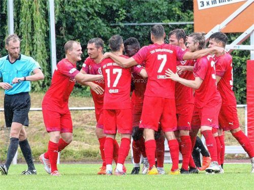 Im Hinspiel gegen Burghausen durften die Roten aus Rosenheim jubeln. Foto  Buchholz