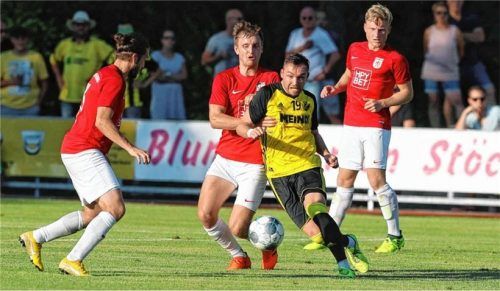Im Hinspiel schien es, als wäre Wasserburg in Überzahl: Hannes Hain, Johannes Lindner und Sebastian Weber (von links) gegen Kirchanschörings Manuel Omelanowsky.Foto cb