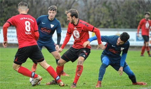 Im Landkreis-Rosenheim-Duell behielt der TSV Bad Endorf beim SV Bruckmühl mit 2:1 die Oberhand. Das Bild zeigt die Endorfer Gentian Vokrri (links) und Andreas Reichl sowie die Bruckmühler Quirin Huber und Charly Kunze (rechts).Foto Ruprecht