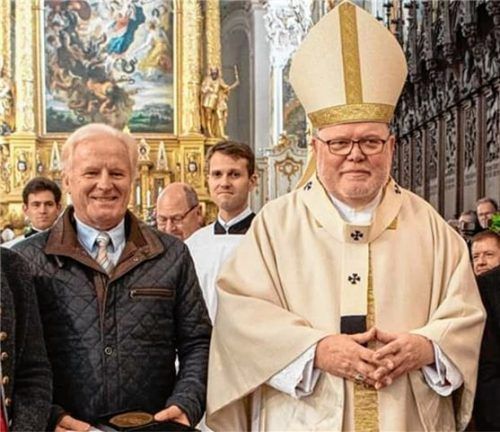 Im Rahmen eines Festgottesdienstes hat Kardinal Reinhard Marx im Mariendom in Freising Johann Schwarzenböck die Korbiniansmedaille verliehen.Foto Sutherland