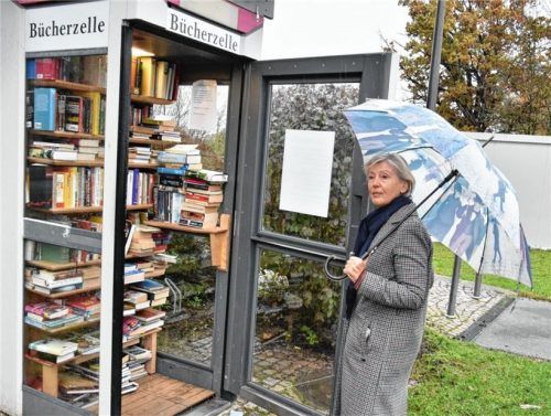 Im Regen stehen gelassen fühlt sich Marianne Eckardt. Die eigentlich gute Idee der Bücherzeile wird schamlos ausgenutzt. Die zurückgelassenen Bücher hebt die 71-Jährige dennoch auf.Fotos Schlecker