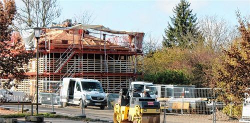 Im Zuge der Baumaßnahmen des Kultur- und Bildungszentrums Kloster Seeon entsteht im Bereich des Kloster-Parkplatzes ein neues Blockheizkraftwerk mit Hackschnitzel. Im Januar/Februar nächsten Jahres soll der Probebetrieb aufgenommen werden.
