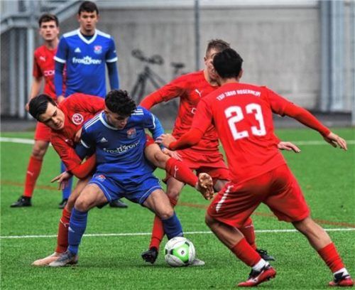 Immer eng am Mann: Die U19 des TSV 1860 Rosenheim, hier im Spiel gegen Unterhaching, spielt auch nächste Saison in der Bayernliga. Foto  Ziegler