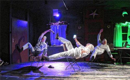 In der Schwerelosigkeit sucht die Besatzung des Raumschiffs „Bavaria I“ nach Baugrund.Foto  Heuser