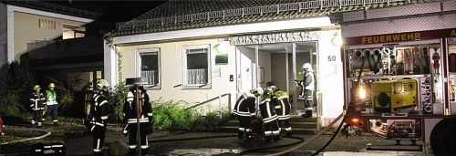 In Haus 50 des Klinikkomplexes in Gabersee überschüttete ein bisher unbekannter Täter einen Pfleger mit Brandbeschleuniger und wollte ihn anzünden. Fotos Barth (2), Bieber