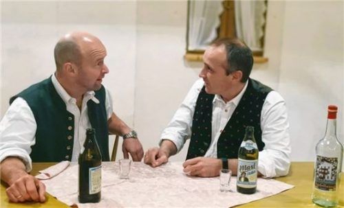 In ihrer Rolle: Bürgermeister Alois Filzer (Anton Hermann junior) und Gemeinderat Hieronymus Geißlechner (Hans Zingerle) schmieden Pläne.Foto re