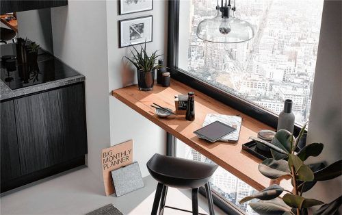 In kleineren Küchen reicht bereits eine Arbeitsplatte mit individueller Länge und ohne Unterschränke, um einen Sitzplatz zum Arbeiten und Kaffeetrinken zur Verfügung zu haben. Foto djd/Küchen Quelle GmbH