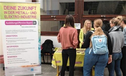 Informationen aus erster Hand: Die Gymnasiasten können sich über verschiedene Berufe informieren, unter anderem in der Metall- oder Elektroindustrie.Foto re