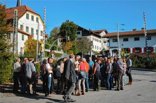 Interessierte Siegsdorfer nahmen am „Ortsspaziergang“ teil, hier stehen sie am Bahnübergang Hauptstraße und der Zufahrt zum Alten- und Pflegeheim Siegsdorf. Foto Krammer