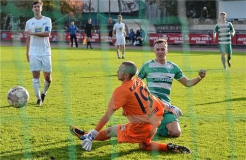 Janik Vieregg vergibt hier die Chance auf das dritte Rosenheimer Tor.Foto Ruprecht