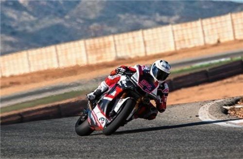 Jonas Folger greift in der Rennszene wieder an. Foto  Folger